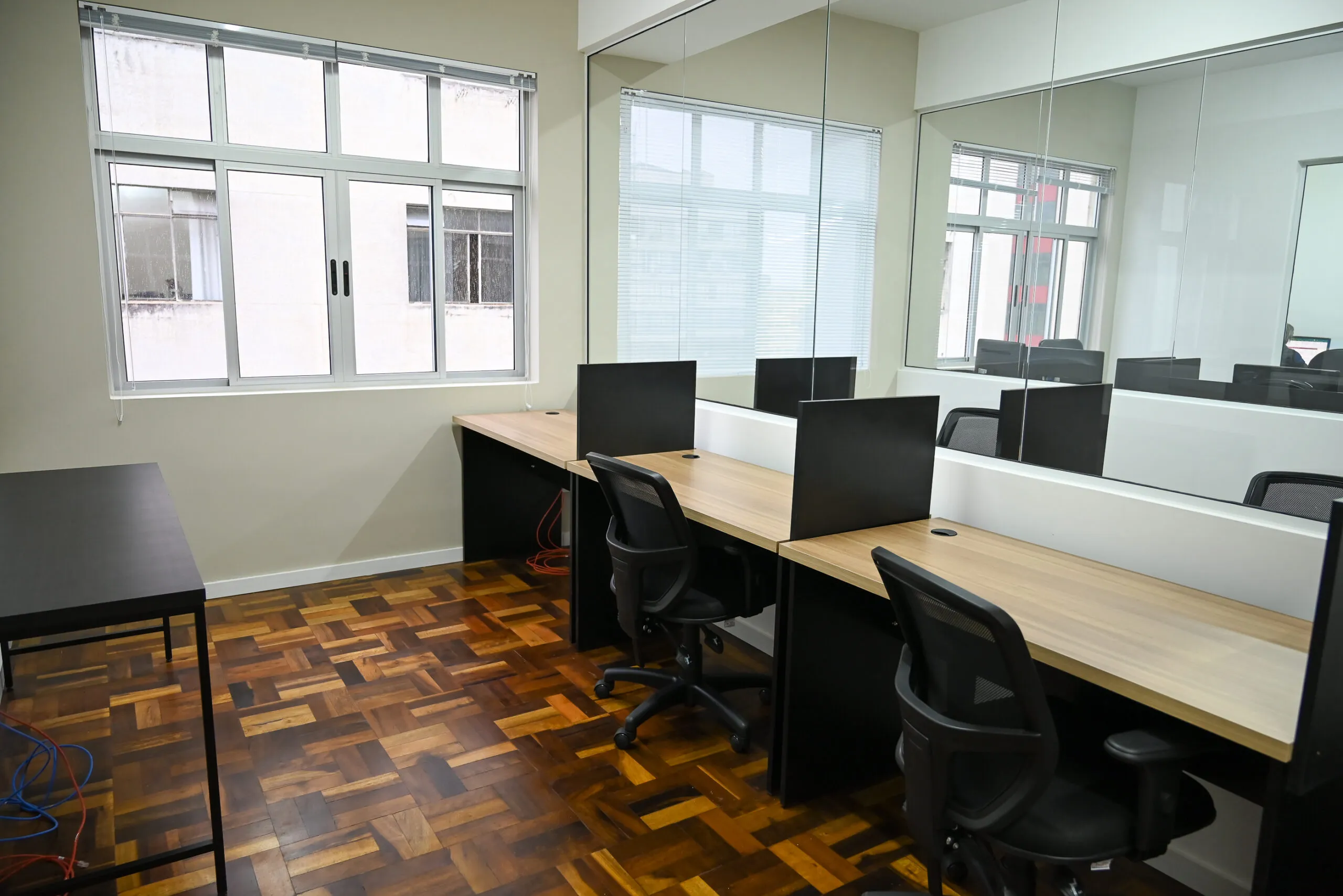 Sala privativa para pequena equipe do NaXV Coworking, com estações de trabalho mobiliadas